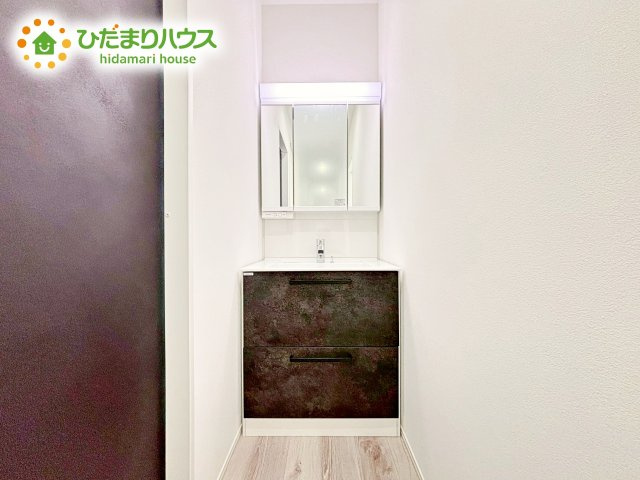 三面鏡は自分では見えにくいところまで見ることができるので、身だしなみを整える際などにはとても便利です(*^^*)