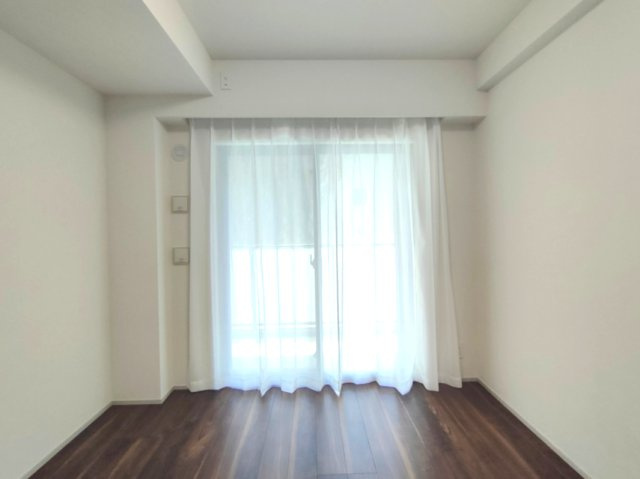 【洋室約5.5帖】　バルコニーに面した明るいお部屋です。陽気に楽しみ、やすらぐ室内。