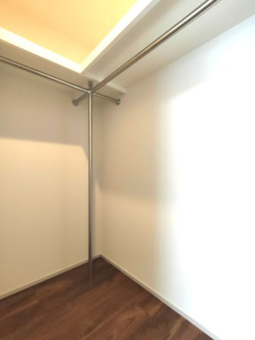 【洋室約5.5帖　収納】　たっぷりと荷物が入るよう、ウォークインクローゼットを完備いたしました。ぜひ、現地にて大きさ、広さの感覚をお確かめください。