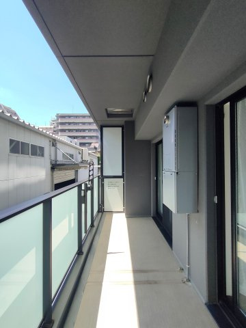 【バルコニー】　南西に向いた奥行きたっぷりの広いバルコニー。洗濯物やお布団などをたくさん干していただけます。