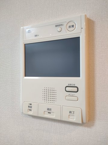 【TVモニター付きインターフォン】　訪問者の顔を見ることができるので、安心してドアを開けられます。