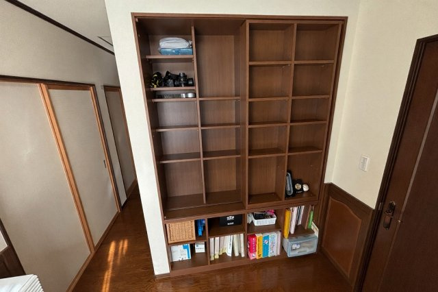 備え付けの本棚付き！