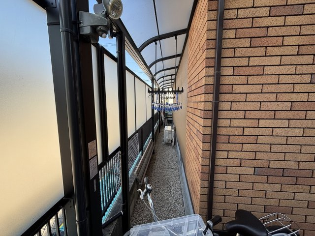 雨の日に洗濯物を干しても濡れないように施工されています☆