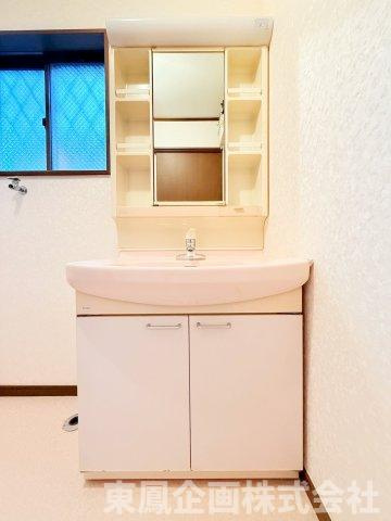 独立洗面化粧台が付いています