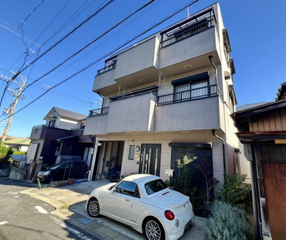 鉄骨造の3階建て、ビルトインガレージで大切なおクルマも守るお家です。