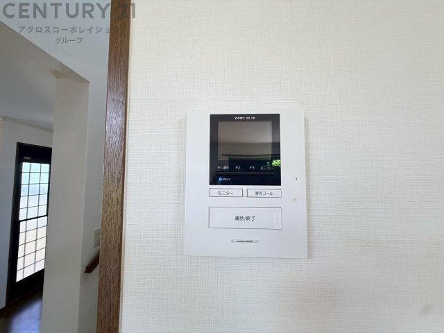 訪問者が来たときにテレビ画面で確認できるため、安心してドアを開けられます。録画機能があるものもあり、留守中に来訪者を記録しておくことができます。利便性が高く、セキュリティ面でも安心です。