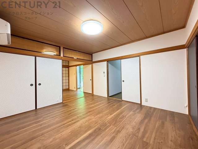 子供部屋…創造性や成長を促す遊びの空間を提供。学習や趣味に集中できる環境を整えます。個別のプライベートスペースは自己表現と自立心を育み、心地よい睡眠環境を整えリラックスできる場所を提供。