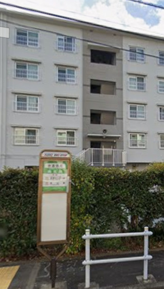 多摩市ミニバス停が棟の前面にあり、多摩センター駅は永山駅までバスで行く事ができます！