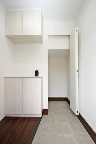 玄関にはセパレートタイプのシューズボックス＋土間収納を完備し、かさばるアウトドア用品もしっかり収納できそう♪【プラン例】建物価格1900万円、建物面積94.39？