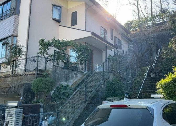 玄関は家の顔でもあり、家族以外の目にも止まる場所です。玄関は外との間を仕切る扉、靴などをしまっておく収納スペース、靴脱ぎのたたきスペース、来客とのやり取りをするドアホンなど複数のアイテムからなります。