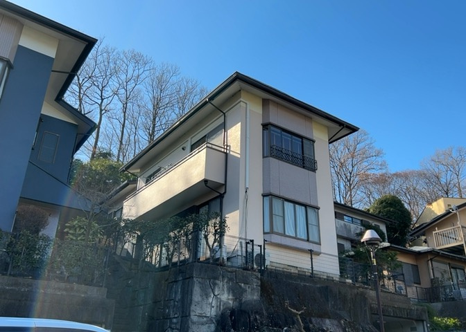バルコニーは、室外の専用スペースのうち、「屋根がなく開放された空間」であるものを指します。ベランダより広いタイプのものが多く、日当たりもよいため家庭菜園などを楽しみたい人にとって適した環境となります。