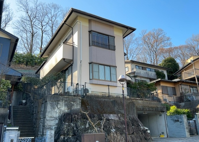 木造住宅とは土台、壁、柱など建築物の強度を支える構造体の材に木が使用されている構造を指します。構造体は建物の自重を支えるだけではなく風圧や水圧、積裁荷重などあらゆる衝撃に耐えるための基礎です。
