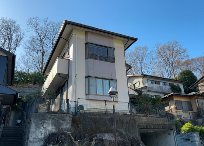 建物の基礎工事の方法は、主流となっているベタ基礎（防湿基礎）と布基礎の2種類に分類され、床下の通気性や耐久性などに違いがあります。建物の基礎部分の構造や付帯設備など詳細については現地でご確認ください。