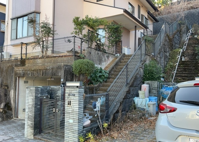 玄関ポーチにおいて最も重視すべきと言っても良いのが広さです。適切な広さの玄関ポーチでないと外見的なバランスは崩れてしまいますし、何より使いにくくなってしまいますので、現地で実際に下見をしてみましょう！