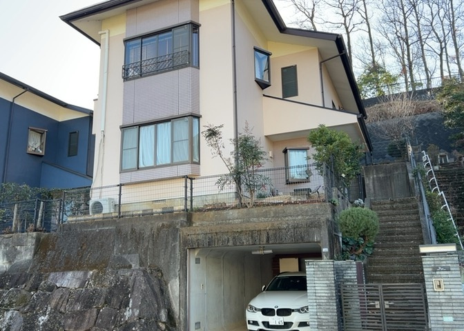 敷地内に散水栓や立水栓があると便利です。水道水を直接利用できるため、水を運ぶ手間を省くことが出来ます。大量の水を必要とする洗車作業や清掃などに役立ちます。その他設備とあわせて、現地でご確認ください。