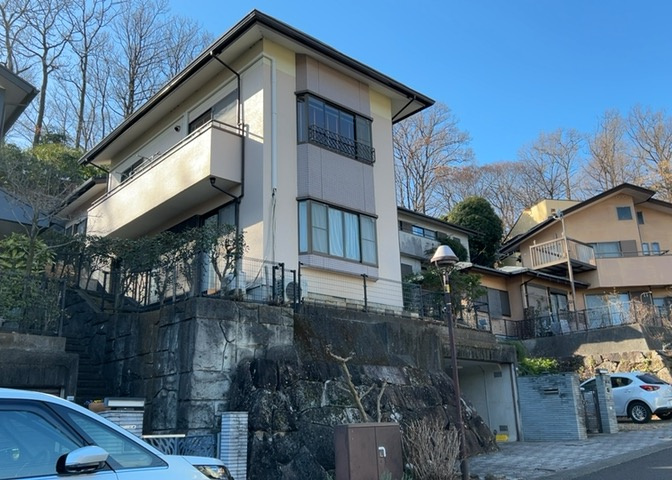 床下換気口は、床下に湿気がこもることを防ぎ、効果的に換気を行うために設置されています。床下換気口が設置されていない建物は、基礎パッキング工法などにより換気を行なっています。詳細は現地でご確認ください。