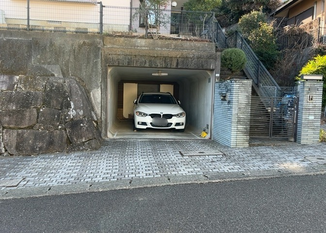 車一台あたりに必要なスペースは、標準サイズの普通自動車で横幅2m50cm、長さ5mは必要になります。ただし、乗降のことも考慮して横幅3m30cm、長さ5m50cmほどは確保できるところを選びましょう。