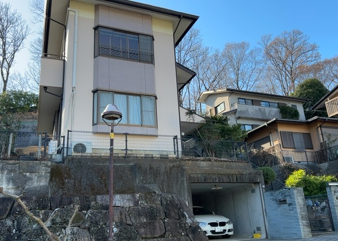 庭のある家に住むことのメリットとして、子どもたちの遊び場を確保できること、ガーデニングや家庭菜園を楽しめること、明るさを確保できることがあります。また、配置を工夫することでプライバシーが確保できます。