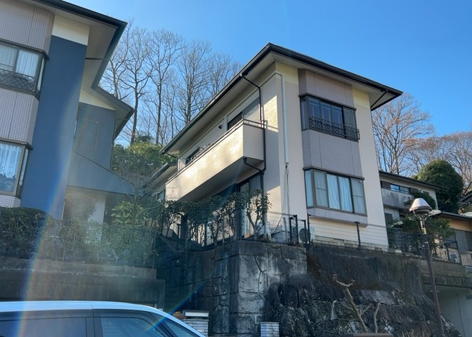 バルコニーは、建物内から室外へ楽に出入りできる便利なスペースです。また、バルコニーには手すりを付けることが義務付けられており、手すりの高さは110cm以上で施工することが建築基準法で定められています。