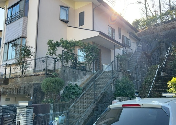 玄関は家の顔と言っても過言ではありません。現地を見学する際は玄関の広さや全体のバランスなどを見てみるといいでしょう。一般的なアプローチのしやすさだけではなく、お年寄りにも優しい設計のものだと安心です。