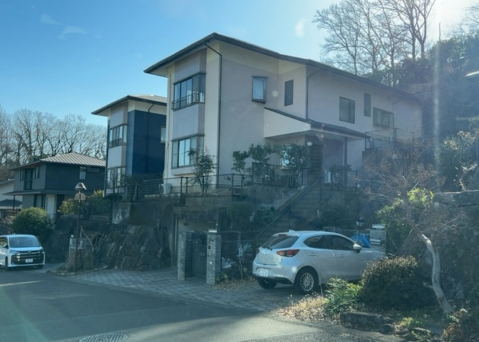 住宅用の土地では前面道路に2m以上接していなければならないと法律で定められています。しかし、お持ちの車のサイズやライフスタイルなどにより、2mでは利便が悪い場合もございますので、事前に確認しましょう。