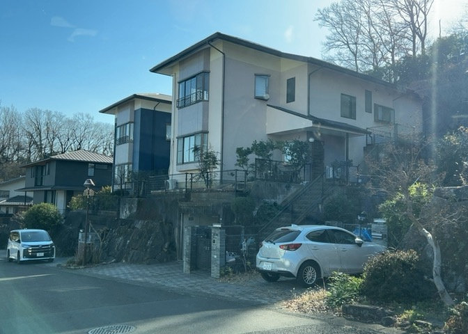 道幅が広い場所は日当たりや風通が良好です。幅が広いのですれ違いも可能ですし大きな車でも駐車可能！一方で、大型車が通ることも多くなるため交通量の増加により騒音に繋がります。また土地の値段が高くなります。