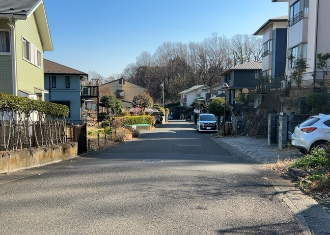 眺望を気にして物件を探す場合、前面に建物が建っていないか現地で確認しましょう！前面に建物があると景色はもちろん、日当たりや風通しにも影響が出てきます。住んだ時のことを想像しながら現地見学をしましょう。