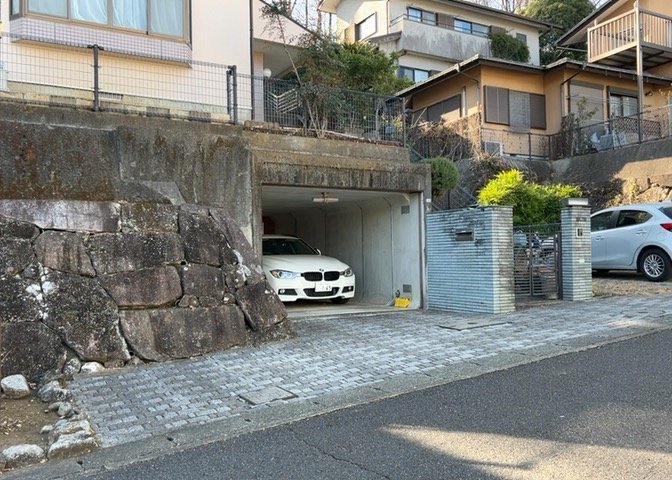 駐車場と明記されていても、最小スペースでつくられた駐車場だと大型車は駐車できなかったり、出入りしにくくなったりする可能性があります。お車のサイズと購入したい物件の駐車場のサイズを現地で確認しましょう。