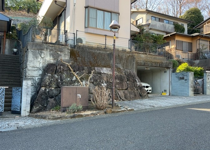 庭があることでガーデニングや家庭菜園はもちろん、こどもの遊び場やペットを放して遊ぶことができます。また、家の周囲に余裕があるということです。隣地との間があれば、十分な日当たりと、風通しが確保できます。