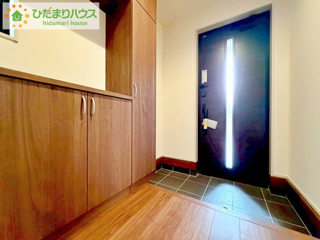 鍵や小物類を置けるスペースが確保できるため、散らかりがちな玄関をすっきりと保てます。
