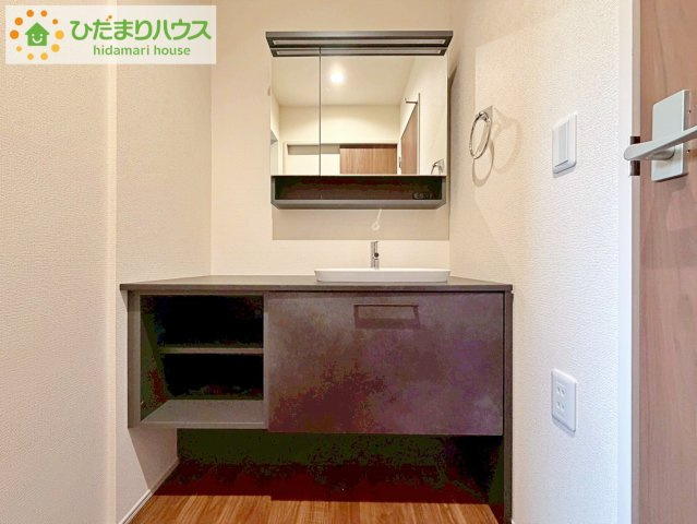 大きな三面鏡の独立洗面。鏡の後ろは収納となっているのでスッキリと整理できます！