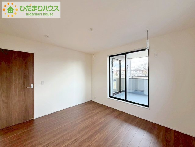 主寝室は広々していて安らげる空間に。大きな窓から光が差し込み、朝の目覚めも良さそう♪