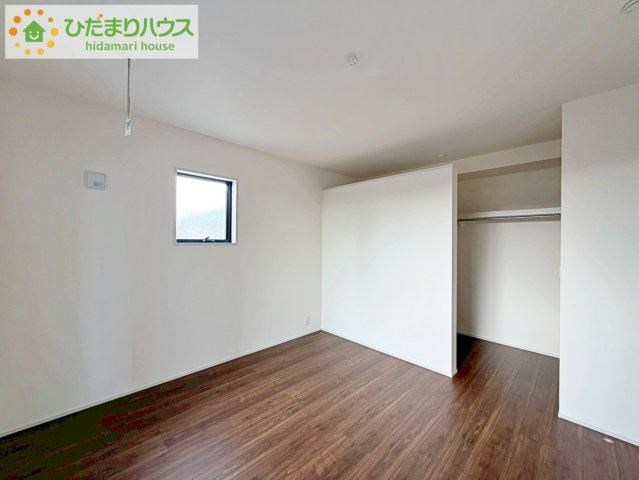 清々しい朝陽が差し込む寝室は、開放感たっぷりで心をリフレッシュしてくれる特別な住空間。家具の配置を自由に楽しむことで、自分だけの快適な居場所を作り出せます！