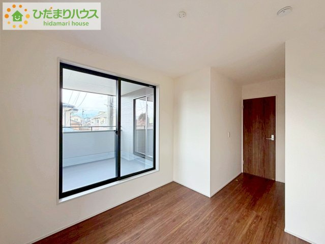 明るい洋室は、生活にゆとりを齎してくれるゆったりスペース。大きな窓からは陽光が入り、リラックスした時の流れを感じられ、