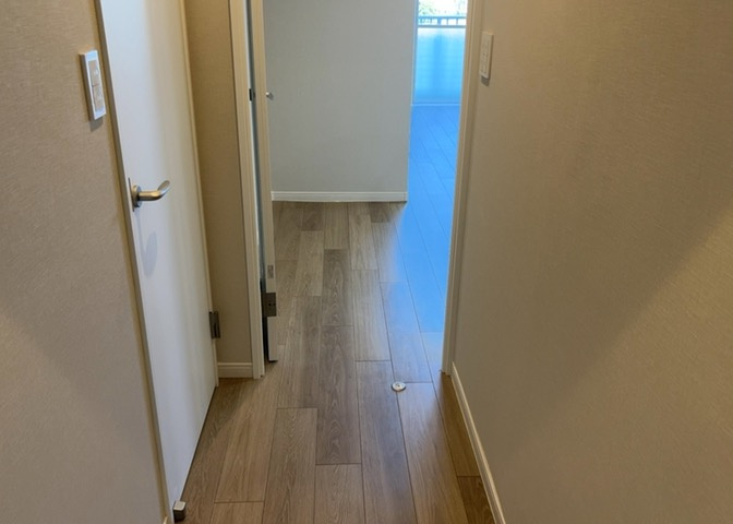 2026年4月に壁・床クロス張替えや建具交換を実施した綺麗なお部屋です。明るい印象を与えるフローリング張りの室内は通風も良好です。リノベーション済みの爽やかな空間で快適な日常を始めることができます。