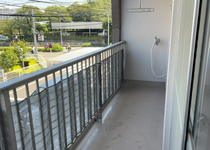 東向きに配置された面積7.28平米のバルコニーです。日当たりが良く、洗濯物を気持ちよく干すことができます。2階部分に位置しており、バルコニーからの風通しも良好で、爽やかな風が室内まで届きます。