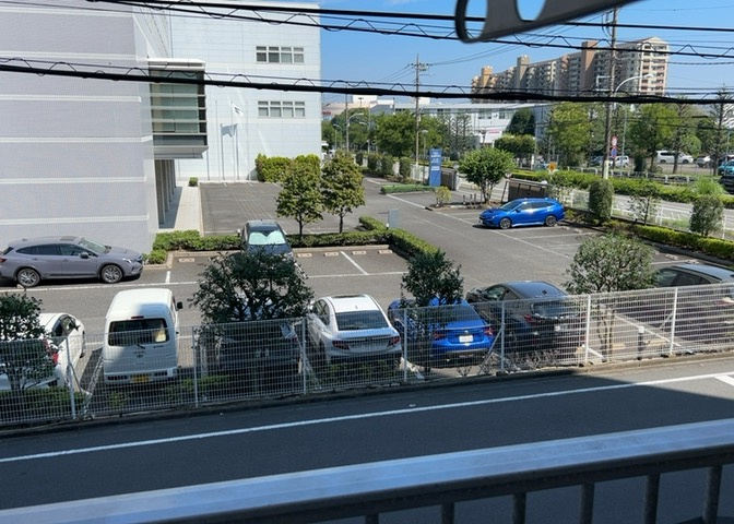 2階のバルコニーからの景色です。周囲は落ち着いた住宅地となっており、快適な暮らしを実現できます。京王高尾線高尾駅まで徒歩12分とアクセスも良好な立地ですので、ぜひ現地で周辺環境をご確認ください。