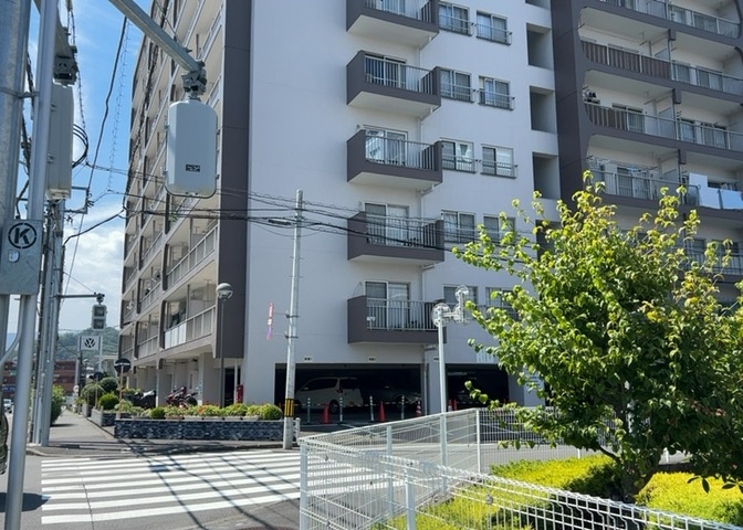 2階部分、専有面積52.20平米の2LDKのお部屋です。2026年4月に水回り設備や内装のリフォームが完了しており、即入居可能な状態となっています。東向きにつき陽当り・通風ともに良好な住空間です。