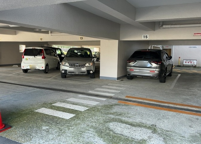 敷地内駐車場の様子です。月額14、000円でご利用いただけます。お車の出し入れがスムーズに行えるスペースが確保されています。最新の空き状況に関しては変動いたしますので事前にお問い合わせください。