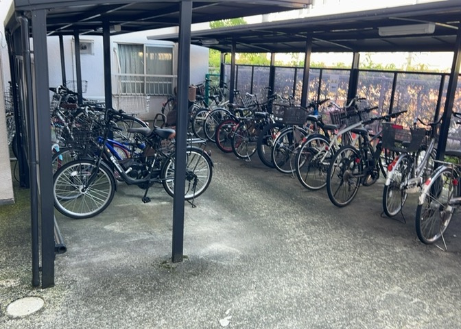 敷地内に設けられた駐輪場です。自転車を利用しての近隣への移動や、高尾駅までのアクセスに役立ちます。空き状況や使用条件につきましては事前にお問い合わせの上、内見時に現地でスペースをご確認ください。