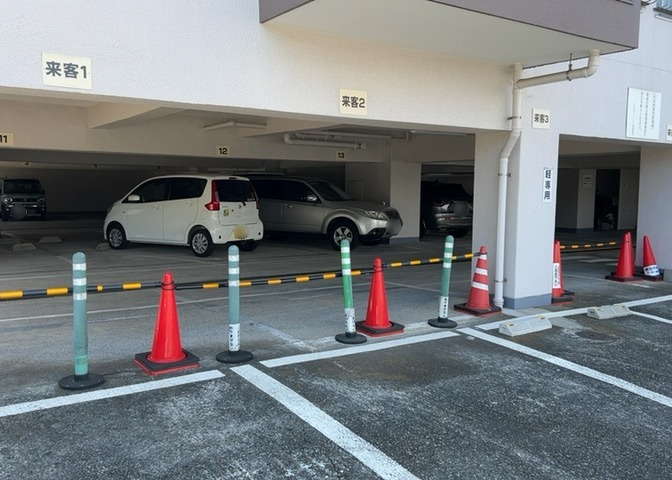 マンション敷地内に併設された駐車場の設備です。毎日の通勤やお買い物でお車をお使いになる方に嬉しい敷地内配置となっています。お車のサイズや空き状況の詳細についてはお気軽にスタッフまでご相談ください。