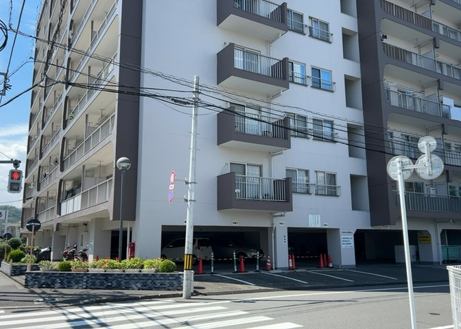 敷地内の植栽や庭スペースです。緑を感じられる環境が整えられており、住まいに癒やしを与えてくれます。東浅川町の閑静な住宅街に位置する八王子サニーハイツで、穏やかな住環境を実感していただけます。