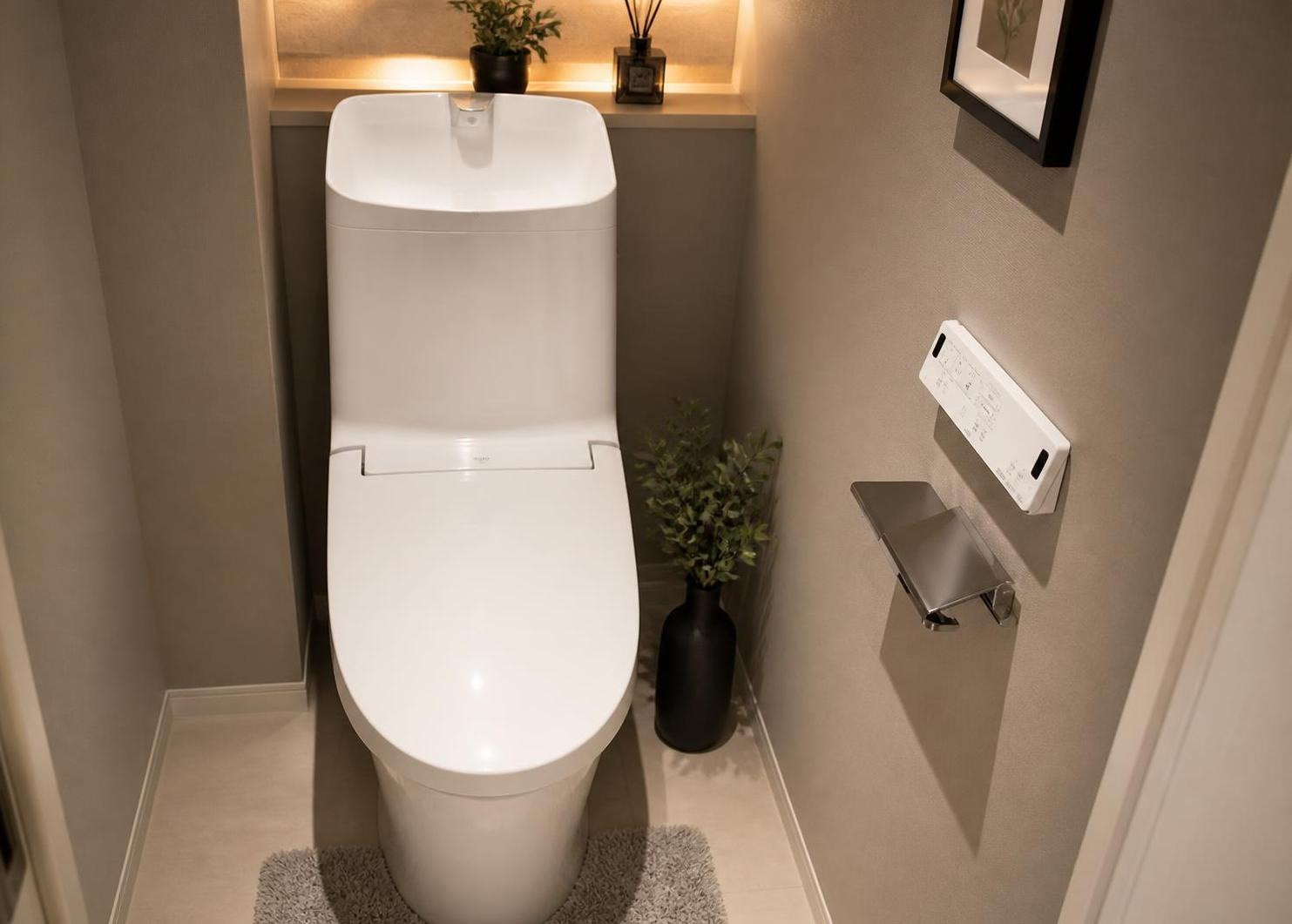 2026年4月に新調された温水洗浄便座付きの快適なトイレ空間です。壁や床の内装も一新されており、清潔に保ちやすい環境が整えられています。節水型の設備仕様となっており、日々の省エネにも貢献します。