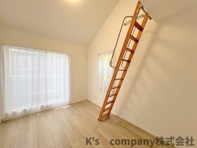 洋室6帖◇お子様のお部屋や趣味のお部屋におすすめです◇上部にはロフト付き◇