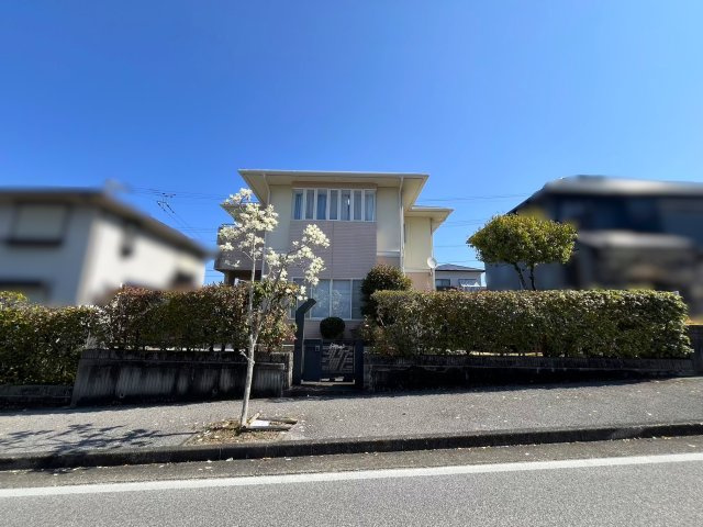 緑に囲まれた落ち着いた住環境。前面道路も広く、ゆとりある暮らしが叶う一邸です♪