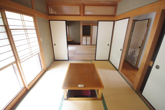 1階和室6帖、掘り炬燵があります