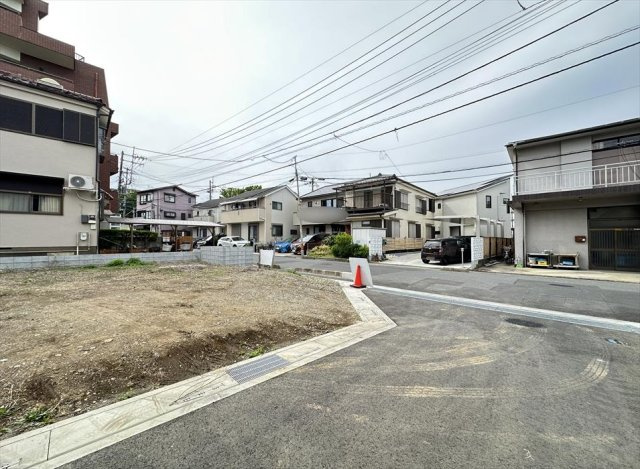 販売現地／2026年4月18日撮影　　スーパーやドラッグストアなど買い物施設が充実しているので日々の生活に便利。