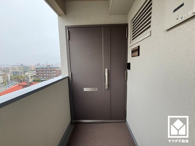 シンプルで洗練された玄関デザイン。帰るたびにホッとできる、心地よい住まいの入り口。