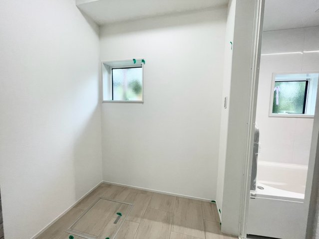 洗濯機を置いても余裕の広さ！