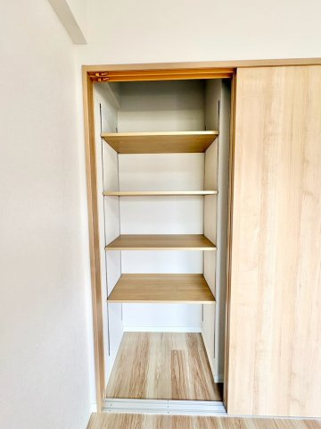リビングにも収納スペースがあるので、お部屋がすっきり片付きます